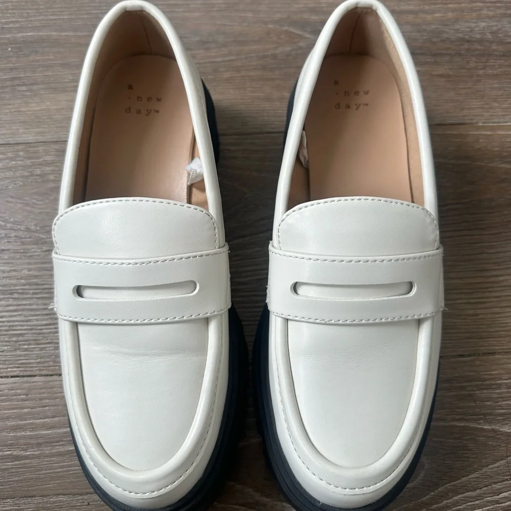 NWOT Black and White Platform Loafers - Picture 2 of 5